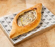 Лодочка по-аджарски с белыми грибами