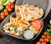 Гирос на тарелке со свининой