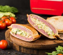 Закрытый сэндвич с ветчиной и сыром