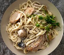 Спагетти с курицей и грибами