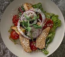 Теплый салат с курицей и черри