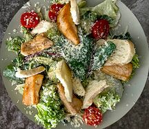 Салат Цезарь с курицей