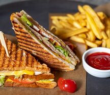 Клаб-сэндвич с курицей и беконом