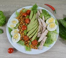 Белковый салат с курицей и авокадо