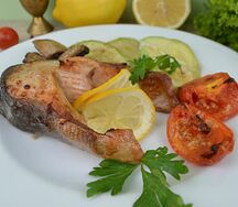 Горбуша, запеченная с овощами