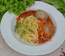 Мясные тефтельки в красном соусе с гарниром