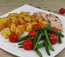 Курица и картофель со стручковой фасолью и черри