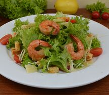 Цезарь с королевскими креветками