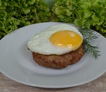 Биточек с яйцом