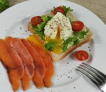 Тост с семгой и яйцом пашот
