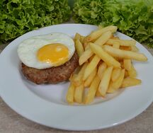 Биточек из cвинoго фарша с яйцом и картофелем фри