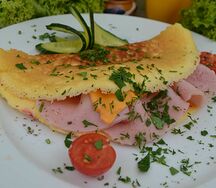 Омлет из двух яиц с ветчиной и сыром