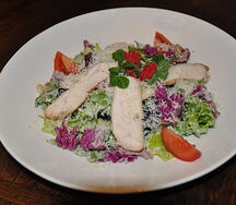 Салат Цезарь с курицей