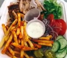 Гиро с курицей на тарелке