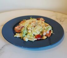 Салат Цезарь с тигровой креветкой