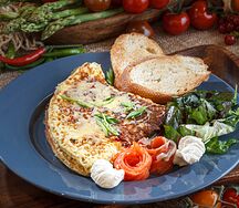 Омлет с семгой и томатами