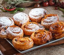 Улитка с заварным кремом и изюмом