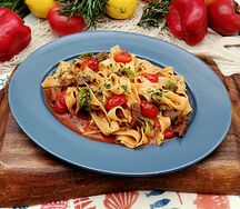 Фетучини с говядиной в томатном соусе