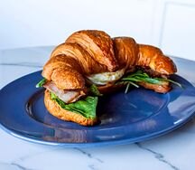 Круассан с беконом, яйцом и Гуакамоле