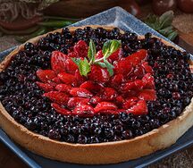 Кростата со смородиной и клубникой