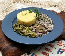 Бефстроганов с картофельным пюре