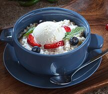 Каша овсяная с пломбиром и клубникой