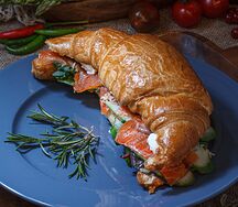 Круассан с семгой