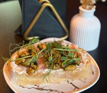 Брускетта с лососем