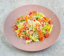 Салат Цезарь с лососем