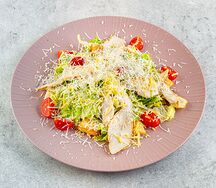 Салат Цезарь с курицей