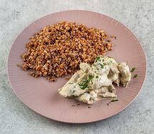 Желудки в сливках с гречкой