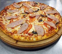 Пицца с ветчиной и грибами