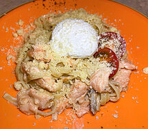 Паста с лососем и яйцом пашот