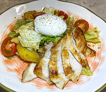 Салат с курочкой и яйцом пашот