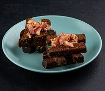 Гренки черные с беконом