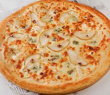 Пицца с сыром дорблю и грушей 