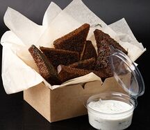 Гренки чесночные с белым соусом