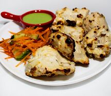 Шашлык из курицы в белом маринаде с салатом и мятным соусом