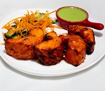 Шашлычок из лосося с салатом и мятным соусом