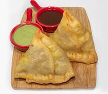 Самоса с картофелем с мятным и тамариндовым соусами
