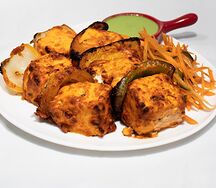 Шашлык из сыра панир с салатом и мятным соусом