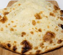 Наан с сырной начинкой
