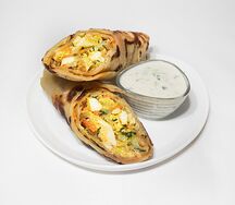 Ролл с сыром, омлетом и овощами в индийской лепешке