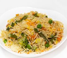 Жареный рис с овощами