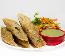 Кебаб из курицы с салатом и мятным соусом