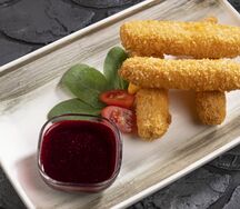 Жареный Чеддер с ежевичным соусом