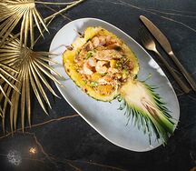 Рис с морепродуктами в ананасе