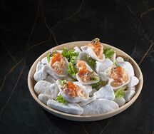 Тартар из лосося на креветочных чипсах