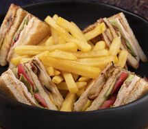 Фирменный сэндвич-клаб с картофелем