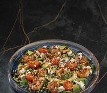 Салат Руккола с креветками, авокадо и сыром сиртаки